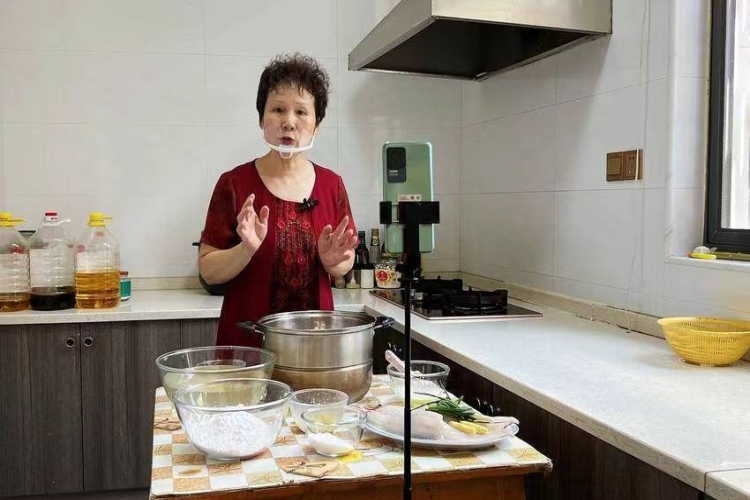 &ldquo;网红鱼丸&rdquo;诞生记&mdash;&mdash;退休大妈直播带货忙