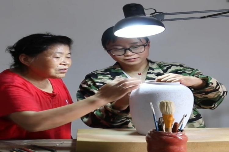肖鲜花：以陶为媒 薪火相传