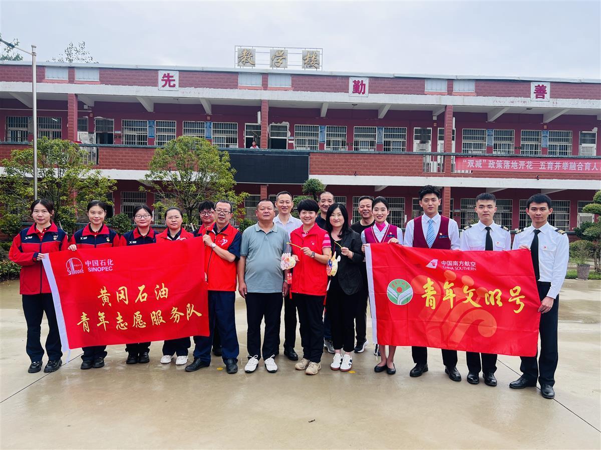 中石化黄冈石油分公司到彭思镇开展爱心助学行活动