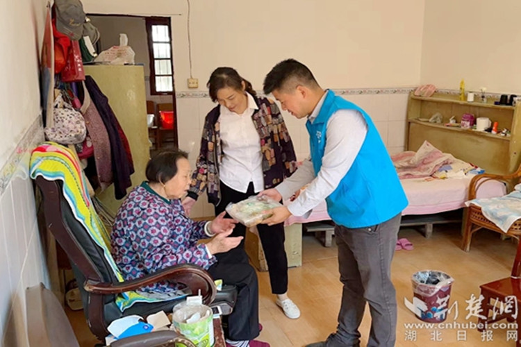 蕲春县团委走进社区开展敬老助老活动