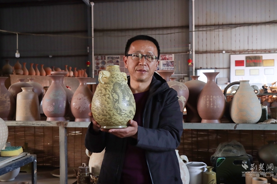 我与管窑有个约定 | 何建军：匠心妙手让泥土开出花