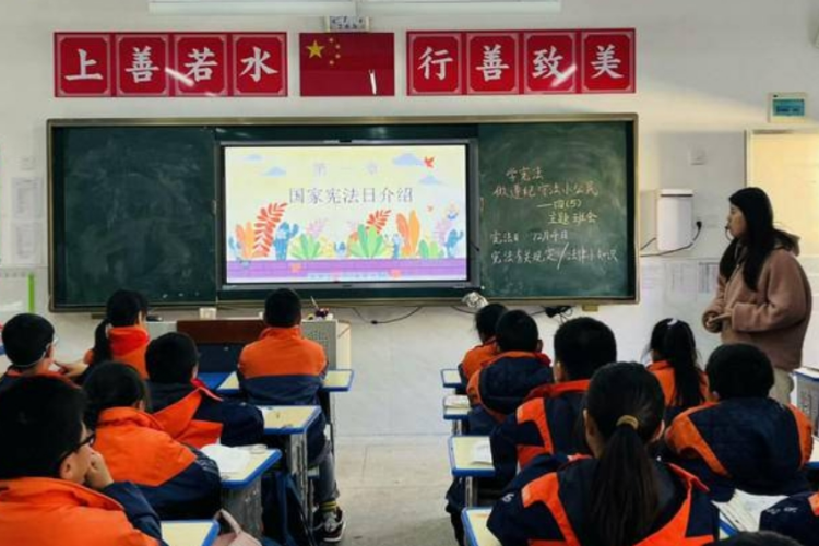 蕲春县刘河实验小学：法治伴我行 共筑中国梦